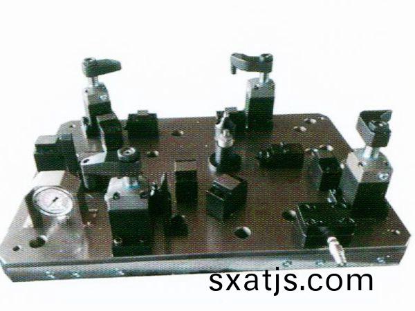 齒(chi)輪室罩蓋液(ye)壓裌具